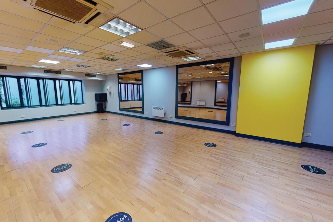 Village Hotel Warrington Dış mekan fotoğraf