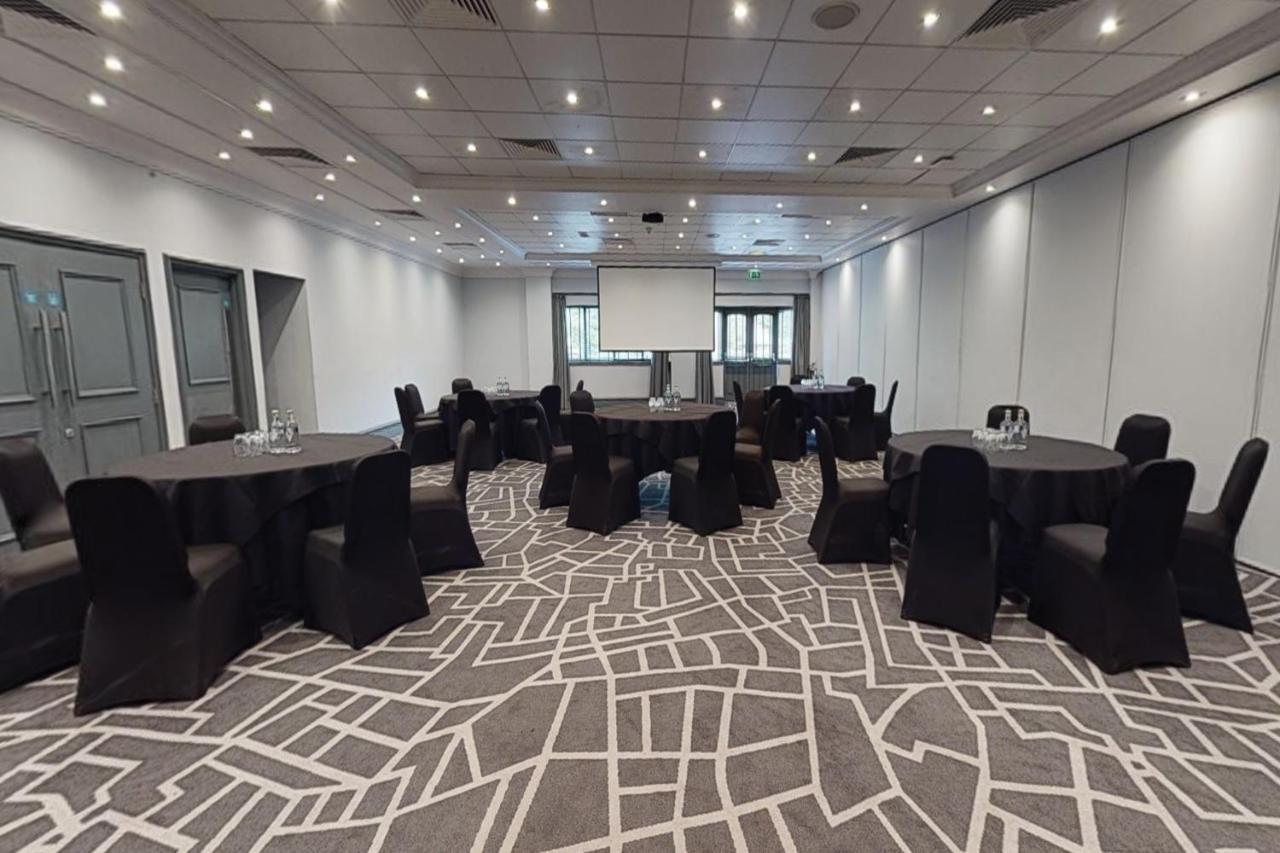 Village Hotel Warrington Dış mekan fotoğraf