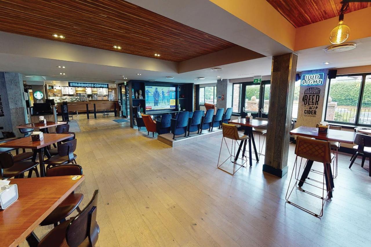 Village Hotel Warrington Dış mekan fotoğraf